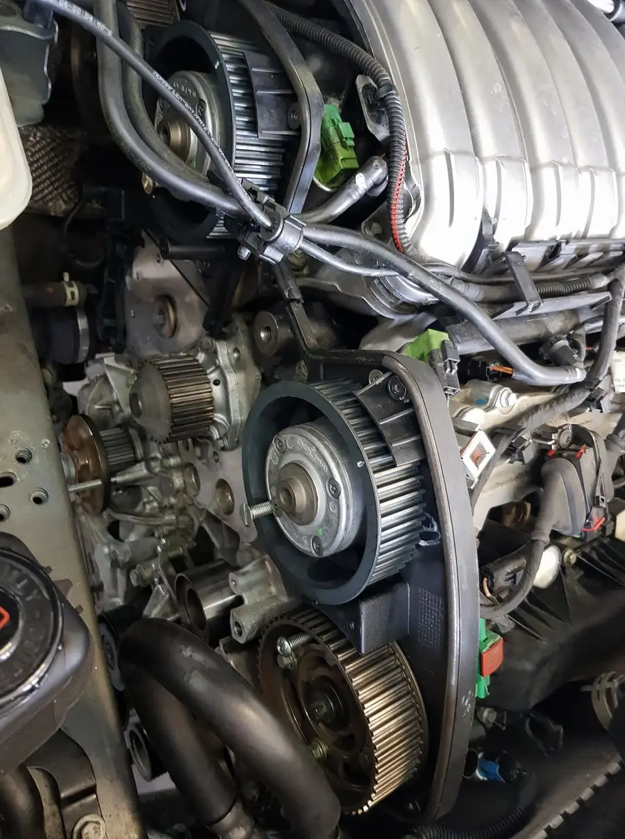 Offen liegender Zahnriemen und Nockenwellenräder eines Motors