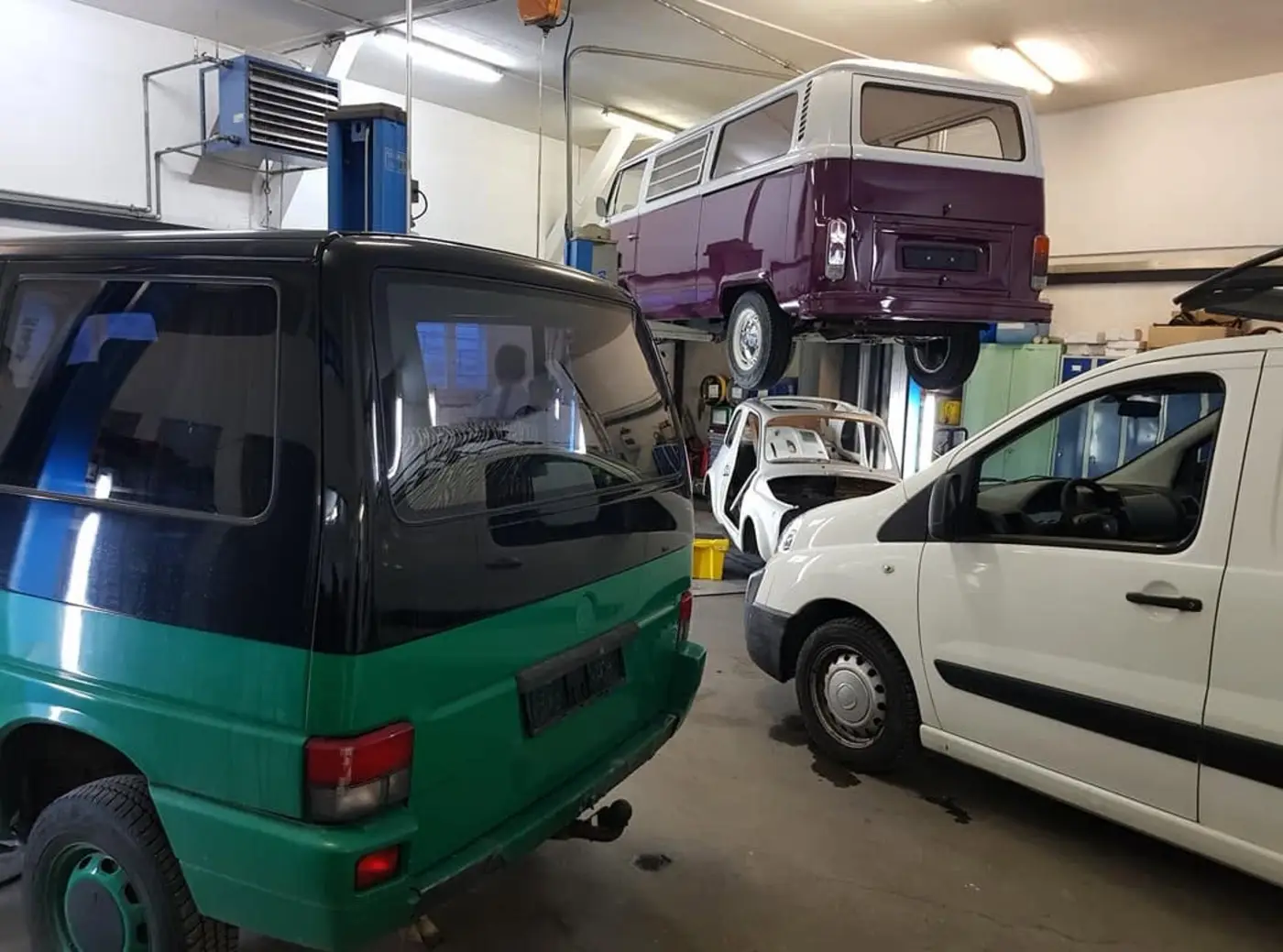 Fahrzeuge in der Werkstatthalle von Ion's Autoservice in Aadorf