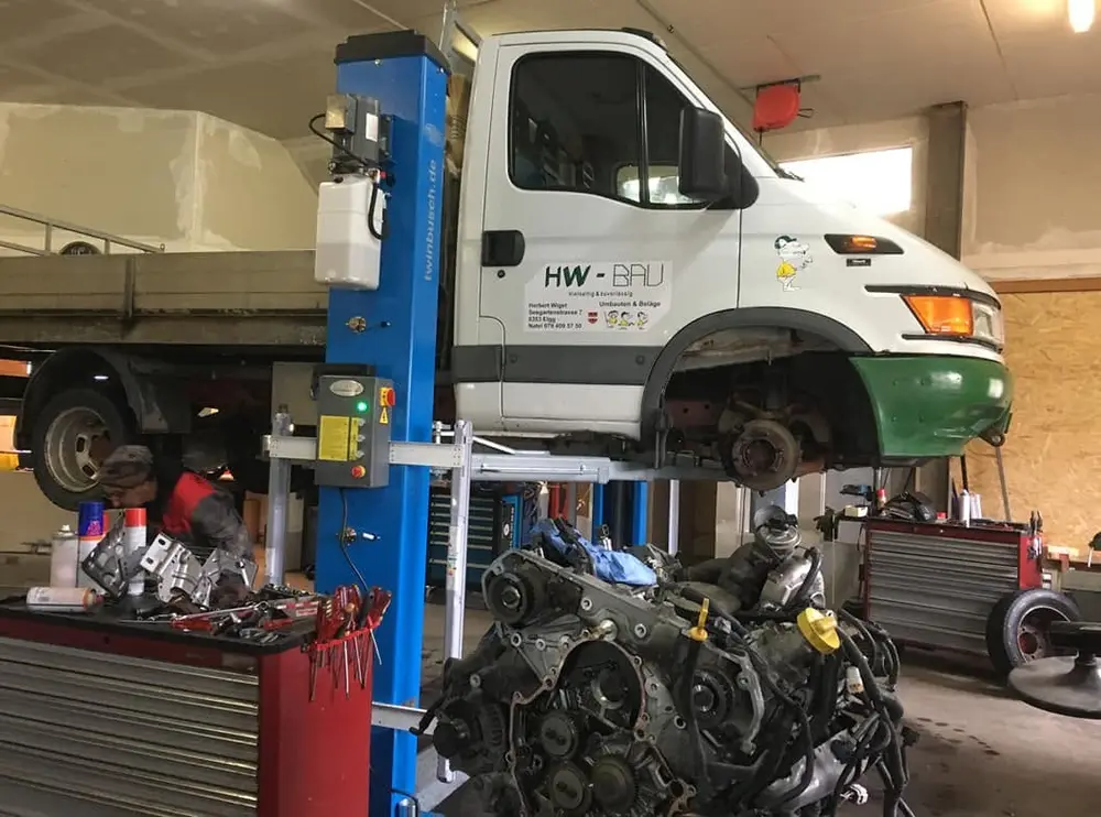 Lieferwagen auf der Hebebühne in der Autowerkstatt