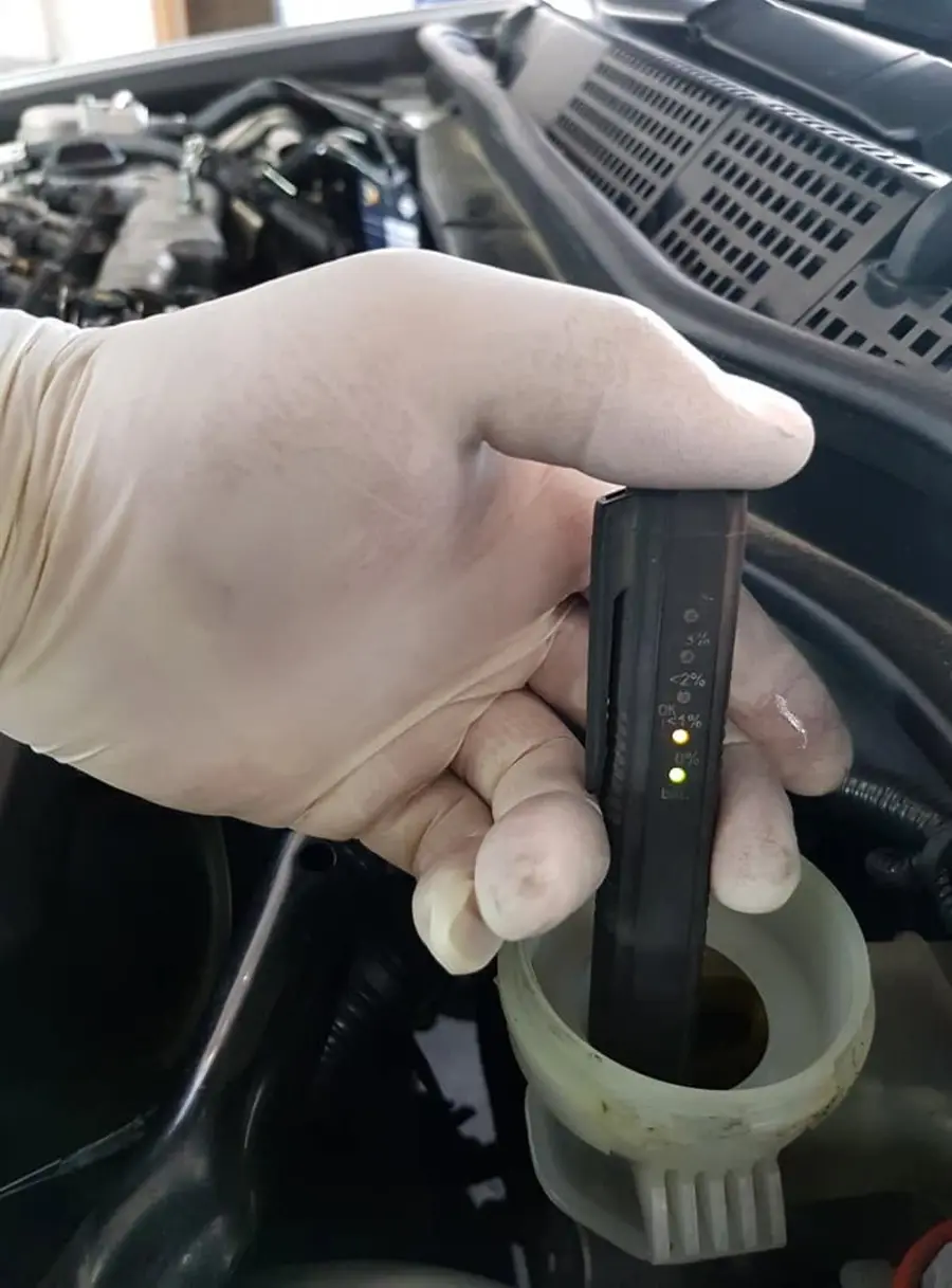 Kontrolle der Bremsflüssigkeit beim Autoservice in Aadorf